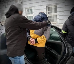 Ukradł butelkę wódki, potem rzucił nią w ochroniarza