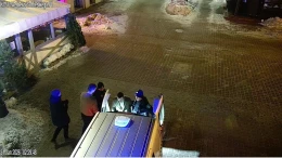 Butelka poleciała w drzwi ratusza. Monitoring bezlitosny dla 26-latka