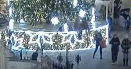 Wspięły się na miejską choinkę. Konstrukcja zapadła się pod ich ciężarem I WIDEO