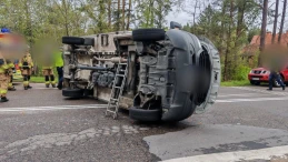 Auto na boku, a w środku zakleszczony kierowca. 'Natychmiast ruszyliśmy do akcji'