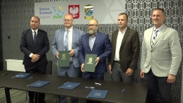 Ta droga nie tylko zyska nową nawierzchnię, ale i ciąg pieszo-rowerowy. Podpisano umowę na rozbudowę drogi Kielno - Kowalewo