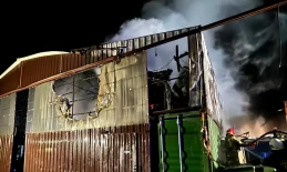 Pali się hala garażowa. Z żywiołem walczy 6 zastępów | WIDEO, ZDJĘCIA