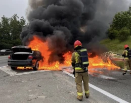 Auto w ogniu. Chwilę później doszło do kolizji