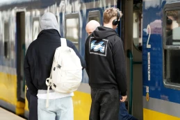 'Bezpieczeństwo jest ważniejsze niż ulubiona playlista'. Apelują o ściąganie słuchawek