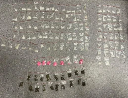 Wpadł, jak sprzedawał narkotyki przez ogrodzenie. W domu miał ponad 500 'porcji'