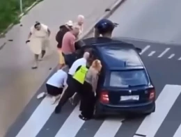 Siła ludzkich rąk. Przechodnie unieśli auto, by uratować rowerzystkę