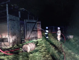 Płonął budynek gospodarczy w Mieroszynie. Z ogniem walczyły cztery zastępy | WIDEO, ZDJĘCIA