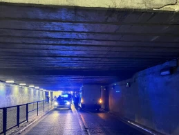 Kierowca utknął dostawczakiem w tunelu w Wejherowie