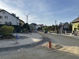 Ulica zmienia się z dnia na dzień. Trwa przebudowa nawierzchni i infrastruktury