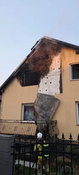 Ewakuowali się z budynku w Luzinie. Przyjechało sześć zastępów straży 