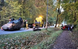 Uderzył w drzewo. Prawdopodobnie zasnął za kierownicą