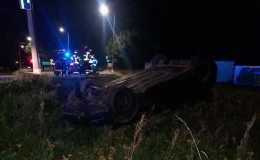 Wypadek na łuku drogi w Wejherowie. Samochód dachował, kierowca prowadził na 'podwójnym gazie'