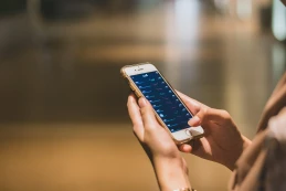 Seniorzy w cyfrowym świecie. Rusza bezpłatny kurs obsługi smartfona i internetu 