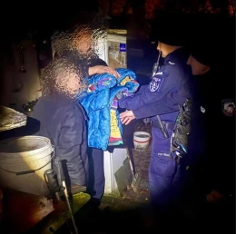 Policjanci pomagali potrzebującym. Przy okazji odnaleźli poszukiwanego