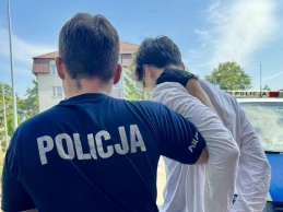 Policjanci z Władysławowa w porzuconym samochodzie znaleźli narkotyki oraz klucz do pokoju hotelowego 