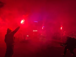 Nowy wóz wjechał w kolumnie pojazdów bojowych. W OSP Reda przywitano nowy wóz strażacki | ZDJĘCIA, WIDEO