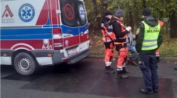 Stał na ulicy osłabiony i głodny. Seniorowi pomogła przypadkowa kobieta 