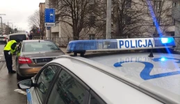 Jeździł z podrobionymi tablicami. Teraz seniorowi grozi więzienie