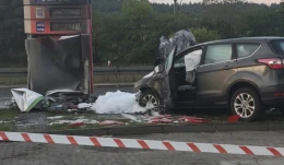 Auto uderzyło w pylon cenowy przy stacji paliw i się zapaliło. Pasażerka trafiła do szpitala