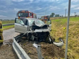 Auto przebiło barierki. Dwie osoby zostały ranne