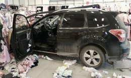 Pomyliła gaz z hamulcem. Wjechała w sam środek sklepu