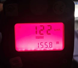 Pędził dacią 122 km/h przy ograniczeniu do 50