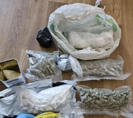 Odpowiedzą za posiadanie 5 tysięcy porcji marihuany i wielu innych narkotyków