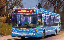 Kolorowy autobus przejechał przez powiat. Hospicjum z nietypową zbiórką na rzecz potrzebujących 
