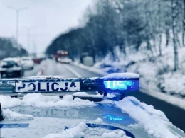 Powiat wejherowski: Zostawił nocą zaśnieżone i uszkodzone BMW na poboczu DK6 w niedozwolonym miejscu. Dostał dwa mandaty
