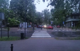 Wypchnął córkę spod kół taksówki, sam został potrącony