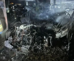 Nocny pożar w Gdyni. Osiem samochodów spłonęło, ewakuowano 65 osób