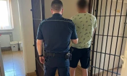 Pili alkohol na ławce w Pelplinie. Policjanci znaleźli coś jeszcze