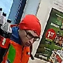 Rozlał w sklepie cuchnącą ciecz. Policja udostępnia jego wizerunek 