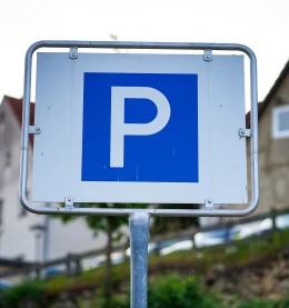 Posiadacze Karty Mieszkańca Gminy Kosakowo mogą bezpłatnie korzystać z parkingów. Ale nie wszyscy i nie ze wszystkich 