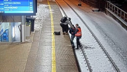 Spadł z peronu i leżał na torach. Uratowali go w ostatniej chwili