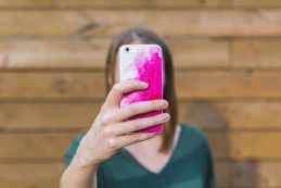 Średnia wieku 'narodzin' dziecka w internecie to 6 miesięcy
