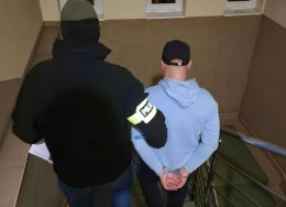 Narkotyki w kuchni, pieniądze w szafie, a w tle poszukiwany przestępca