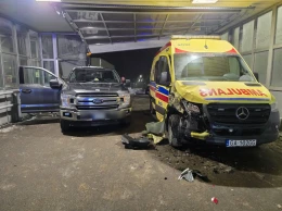 Sprawiła, że pojazd ruszył na biegu wstecznym. Uderzył w SOR i karetkę