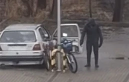 Mieszka w samochodzie od dwóch lat. Są zgorszeni jego zachowaniem 