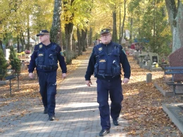 Więcej patroli na cmentarzach w Wejherowie. Strażnicy ostrzegają przed złodziejami