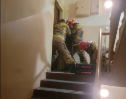Zasłabł w mieszkaniu i wołał o pomoc. 82-latkowi pomogli strażacy