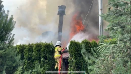 Budynek cały w ogniu. 'Słoma pali się szybciej niż gaszą'