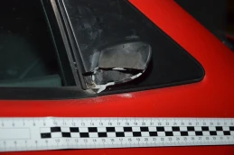 Niepełnoletni Ukrainiec zniszczył samochody, bramę i hydrant. Mówił, że się zgubił 