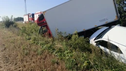 Zderzenie osobówki z samochodem dostawczym na trasie Łebcz - Gnieżdżewo. Oba pojazdy w rowie
