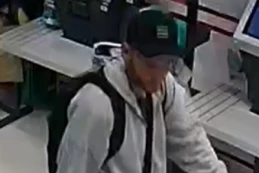 Rozpoznajesz tego mężczyznę? Może mieć związek z kradzieżą perfum