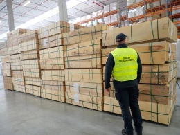 Ponad milion złotych w podejrzanej sklejce. KAS zabezpieczyła ładunek z Gdyni