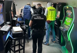 Zamknęli nielegalny salon gier. Zabezpieczyli siedem automatów i sporo gotówki