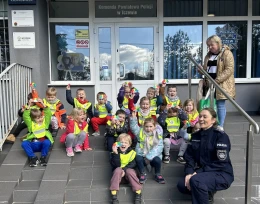 Przedszkolaki na komendzie. Mali goście poznali pracę policjantów