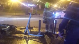  Zamiast gasić filmowali. W środku miasta paliła się hulajnoga elektryczna