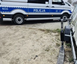 Wjechała hulajnogą elektryczną w samochód